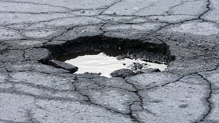 Розбиті ями, каміння та пляшки: як виглядає одна із доріг у Харкові. Фото - 285x160