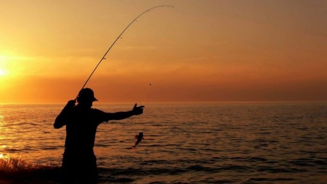 в Одессе спасали рыбаков, которые тонули