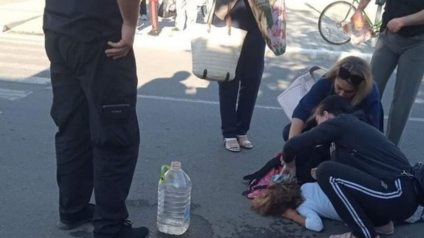 В Одесской области подросток на мопеде сбил 7-летнюю девочку