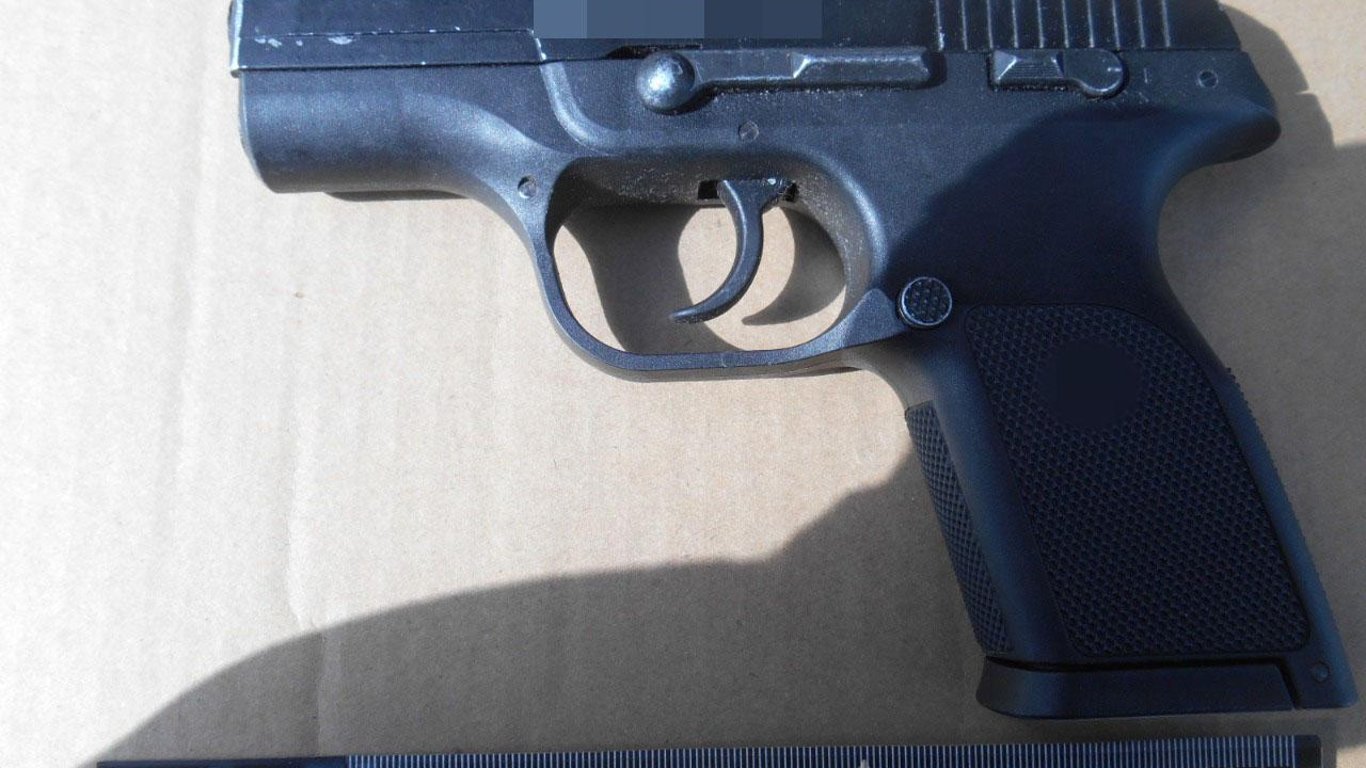 Полиция Харьковщины нашла у двух мужчин в BMW оружие и наркотики