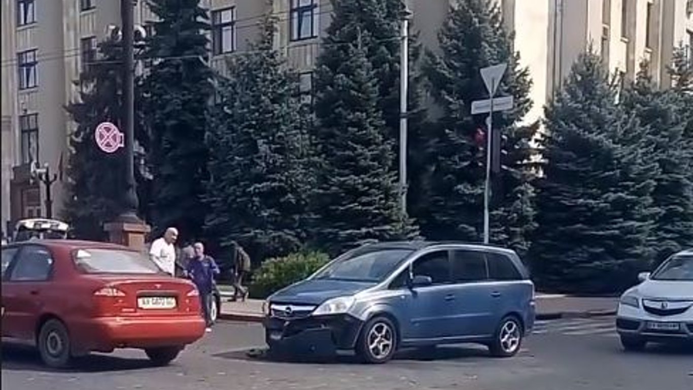В Харькове у облсовета произошла авария - ДТП 8 сентября