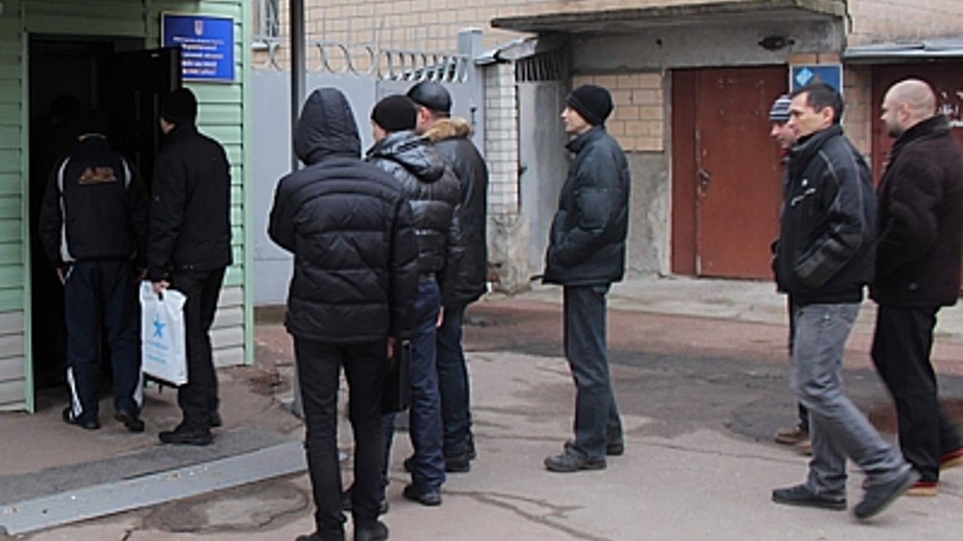 В Харькове студенты штурмуют военкомат - подробности