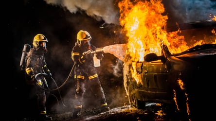 Автомобілі ледь не згоріли до тла: у Харкові сталась пожежа на парковці. Подробиці - 285x160