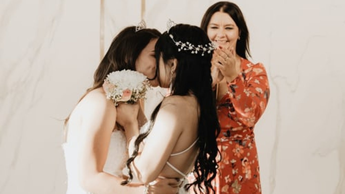 У Харкові "одружились" дівчини - у Мережі показали відео