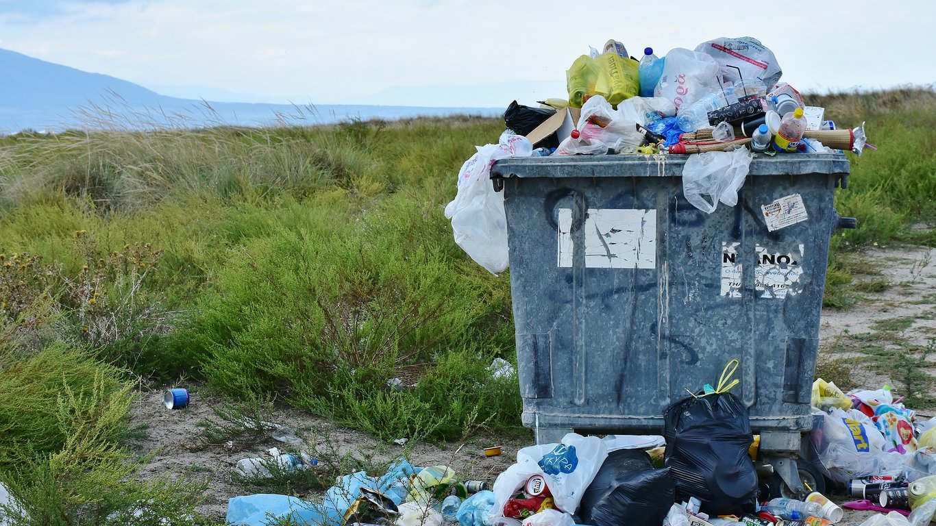 Харьковчане жалуются на вонь - коммунальщики перестали вывозить мусор