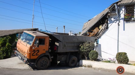У Дніпрі КАМАЗ протаранив та розгромив житловий будинок. Фото, відео - 285x160