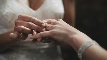 Требовали брачного равенства: появились подробности "бракосочетания" двух девушек в Харькове - 285x160
