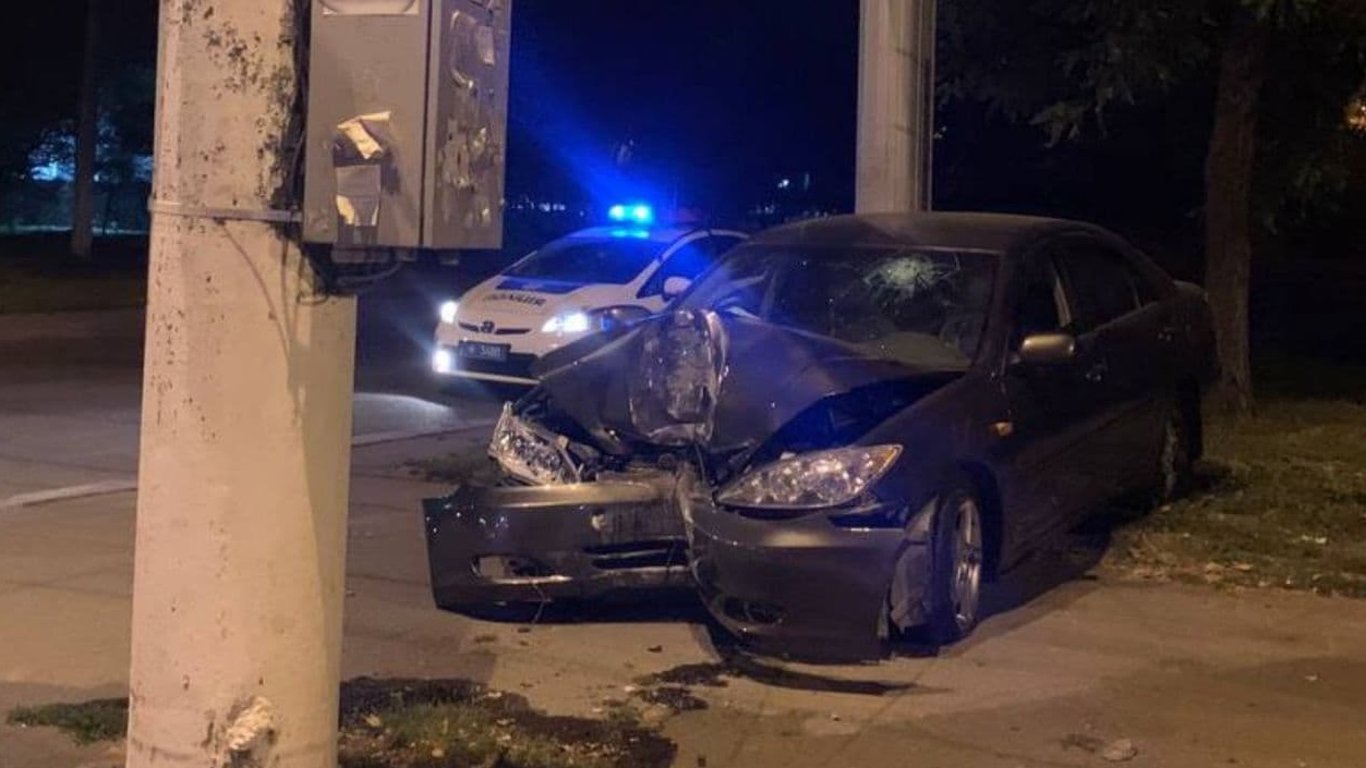 В Одесі водій Toyota врізався в електроопору