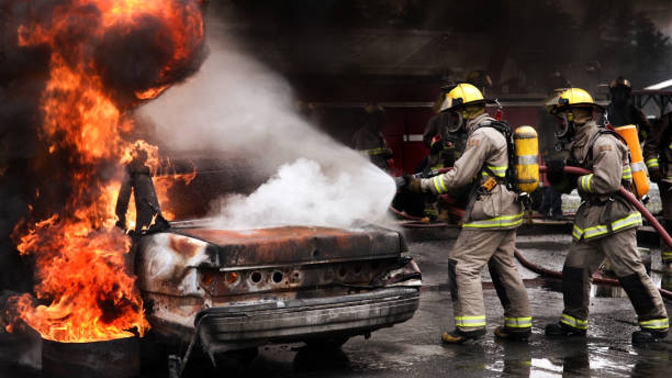 У Харкові горів автомобіль - вогнем пошкоджено авто Honda