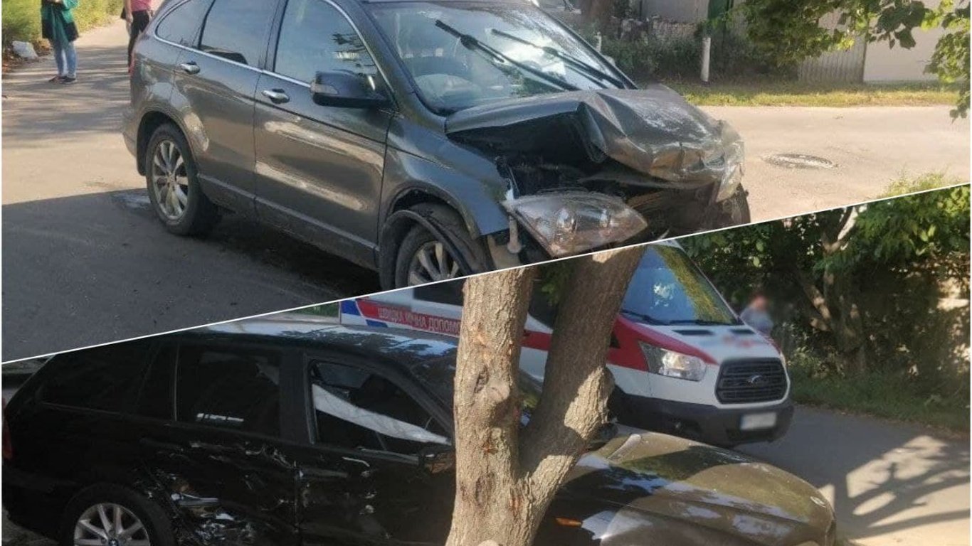 В Одесі водій BMW влетів у автомобіль Honda, після чого наїхав на пішохода