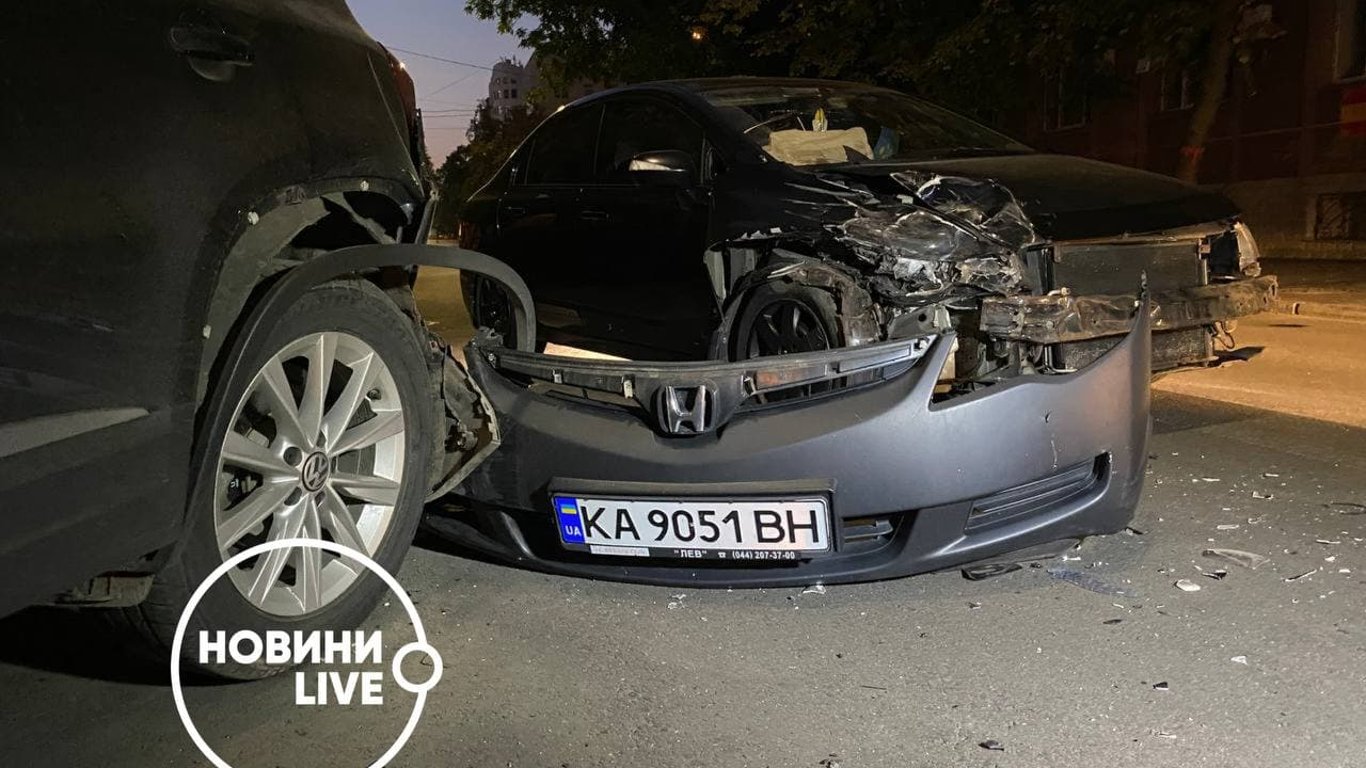 ДТП в Киеве на Подоле - мужчина на Honda протаранил Volkswagen