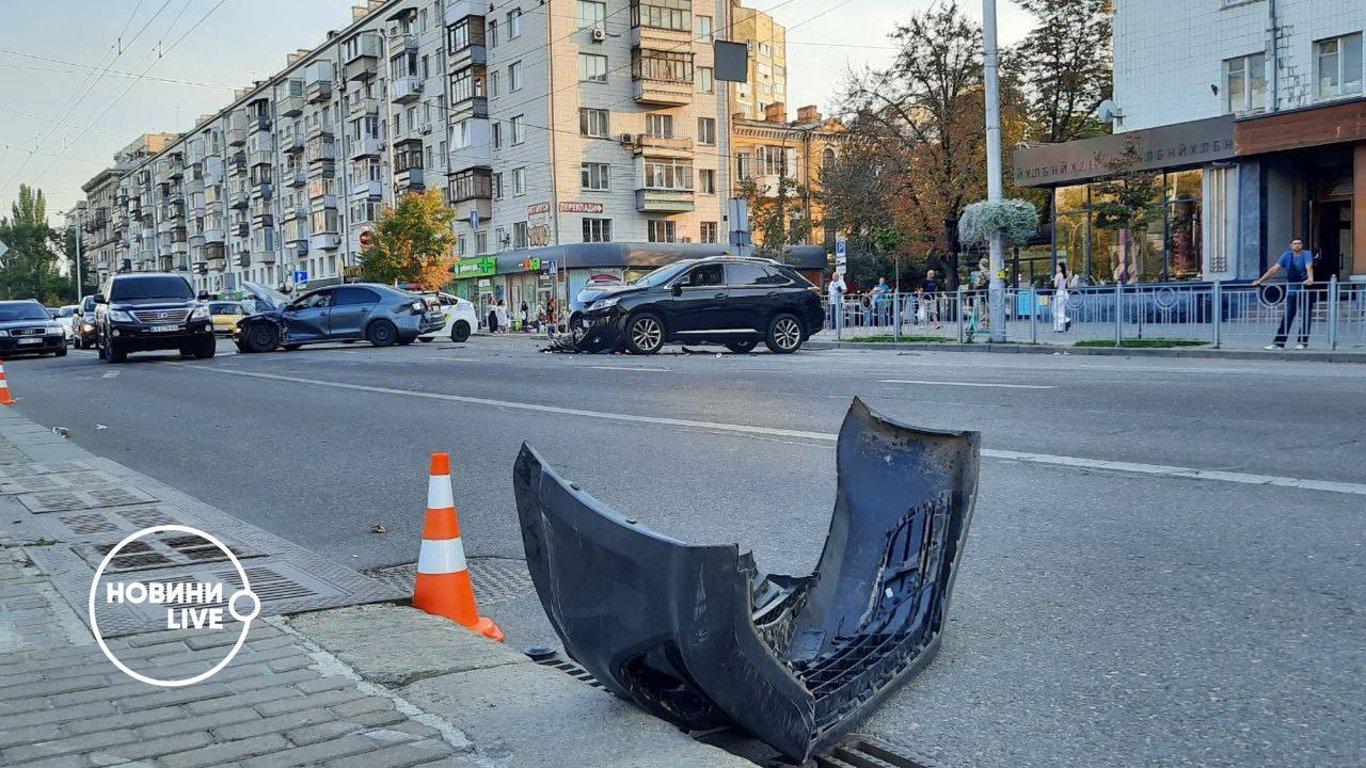 В центре Киева произошло масштабное ДТП - детали от автомобилей по всей дороге, а движение затруднено. Фото, видео