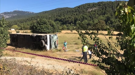 У Туреччині розбився автобус з українськими туристами: є загиблий, 49 постраждалих. Фото, відео - 285x160