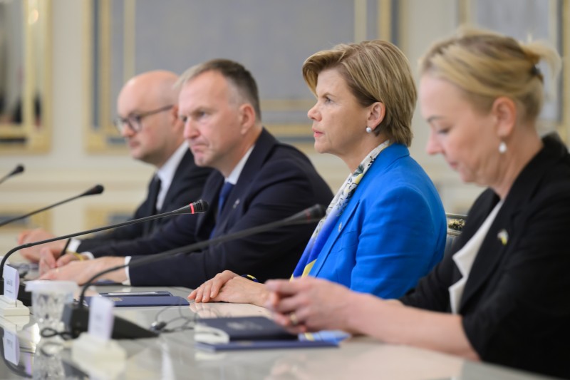 Зеленський зустрівся з главою МЗС Латвії та обговорив ППО і євроінтеграцію України - фото 2