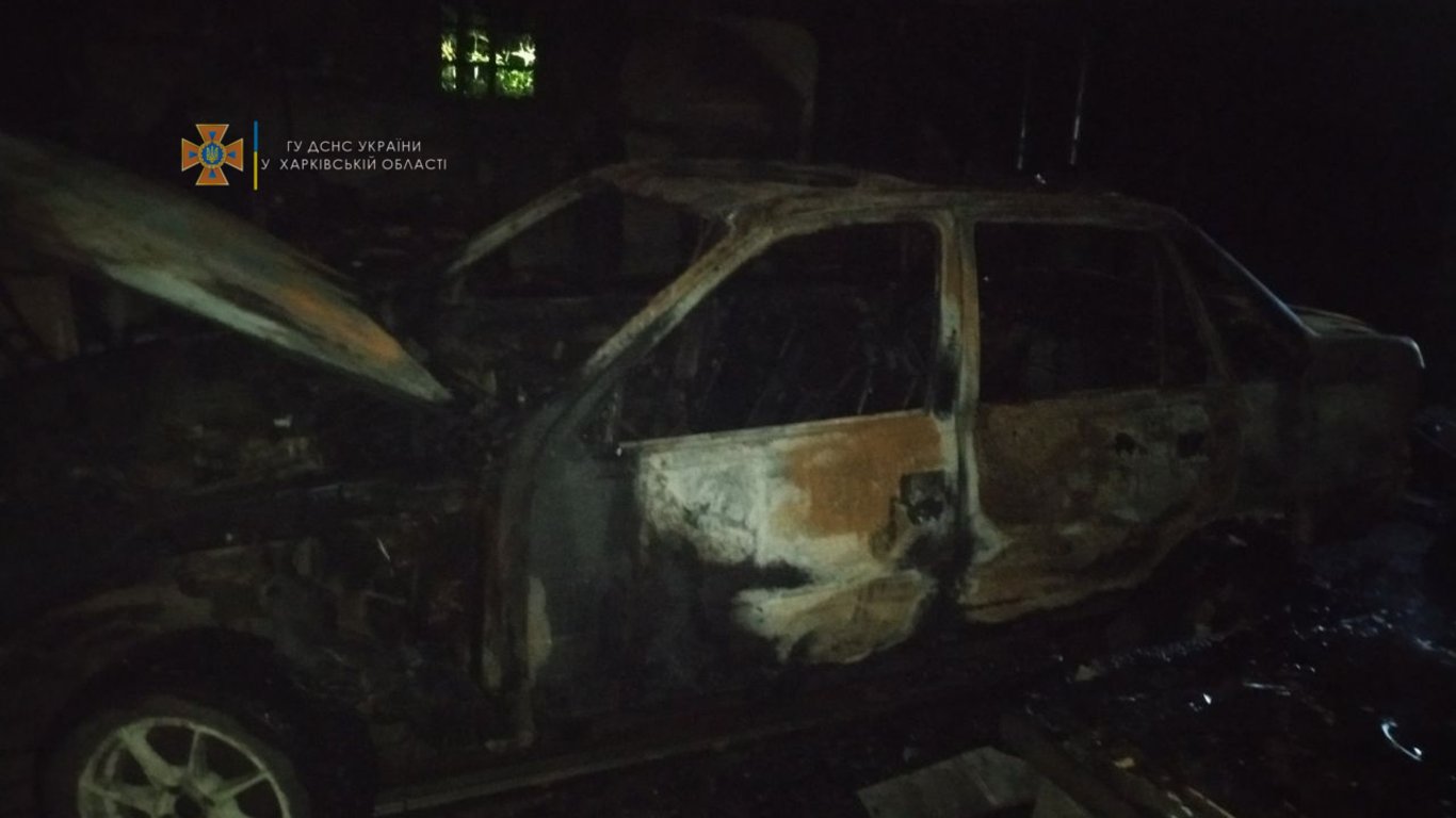 На Харьковщине дотла сгорел гараж и автомобиль