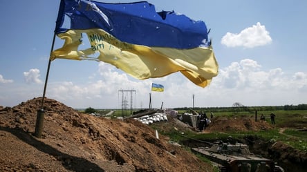 В музее в Москве обнаружили два флага Украины, иссеченные обломками снарядов на Донбассе. Фото - 285x160