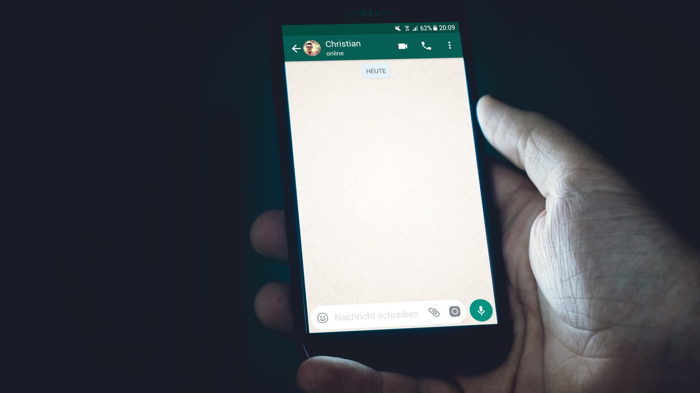 WhatsApp збирається запустити переклад голосових повідомлень в формат тексту