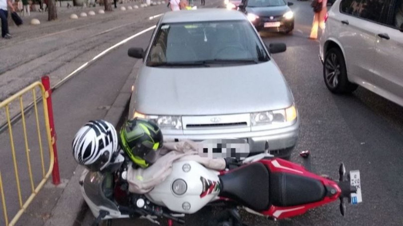В Одессе водитель автомобиля Volkswagen сбил мотоцикл