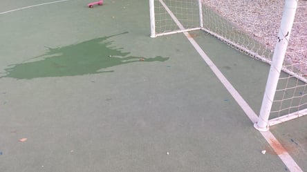 Дитину знайшли у важкому стані на футбольному полі біля школи в Харкові. Деталі - 285x160