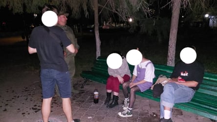 Распивали водку на скамейке: в Одесской области к подросткам вызвали полицию - 285x160