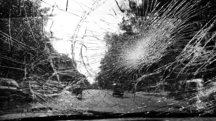 ДТП на Окружній у Харкові: пасажирку автомобіля забрала карета "швидкої". Фото - 285x160