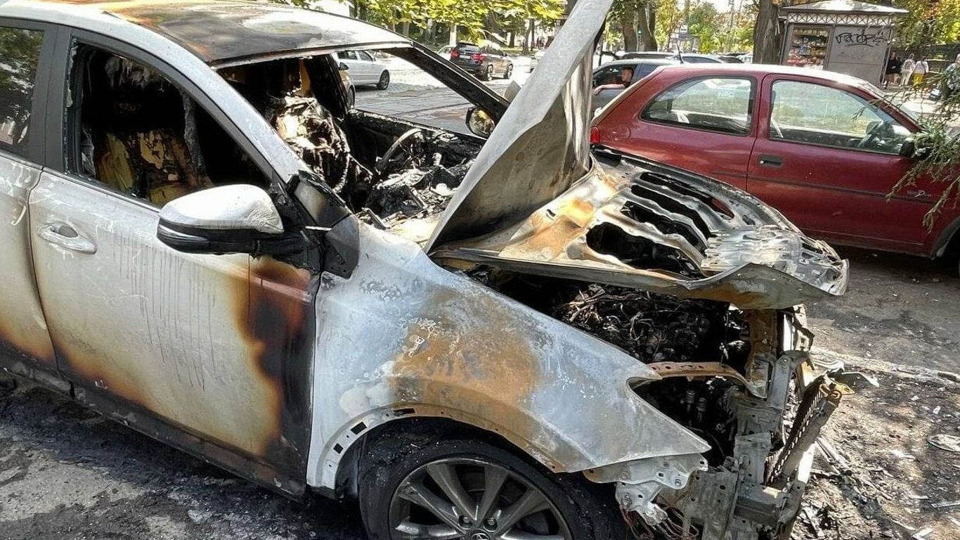 В Одессе на Французском бульваре горел джип Toyota RAV4