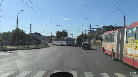 Очікується затор: у Харкові сталася ДТП за участю громадського транспорту. Подробиці і кадри - 285x160