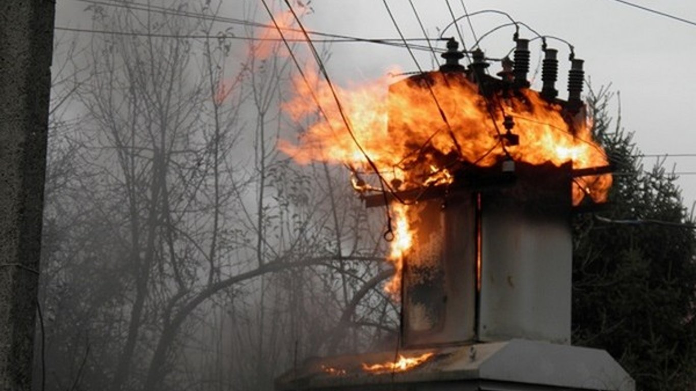 В Харькове загорелся трансформатор - видео
