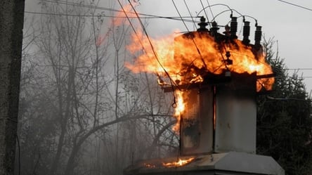 Жгли сухие листья: в Харькове загорелся трансформатор. Подробности и кадры - 285x160