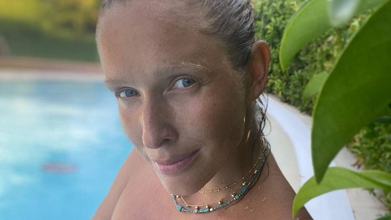 Катя Осадчая в купальнике через месяц после родов: как выглядит - фото