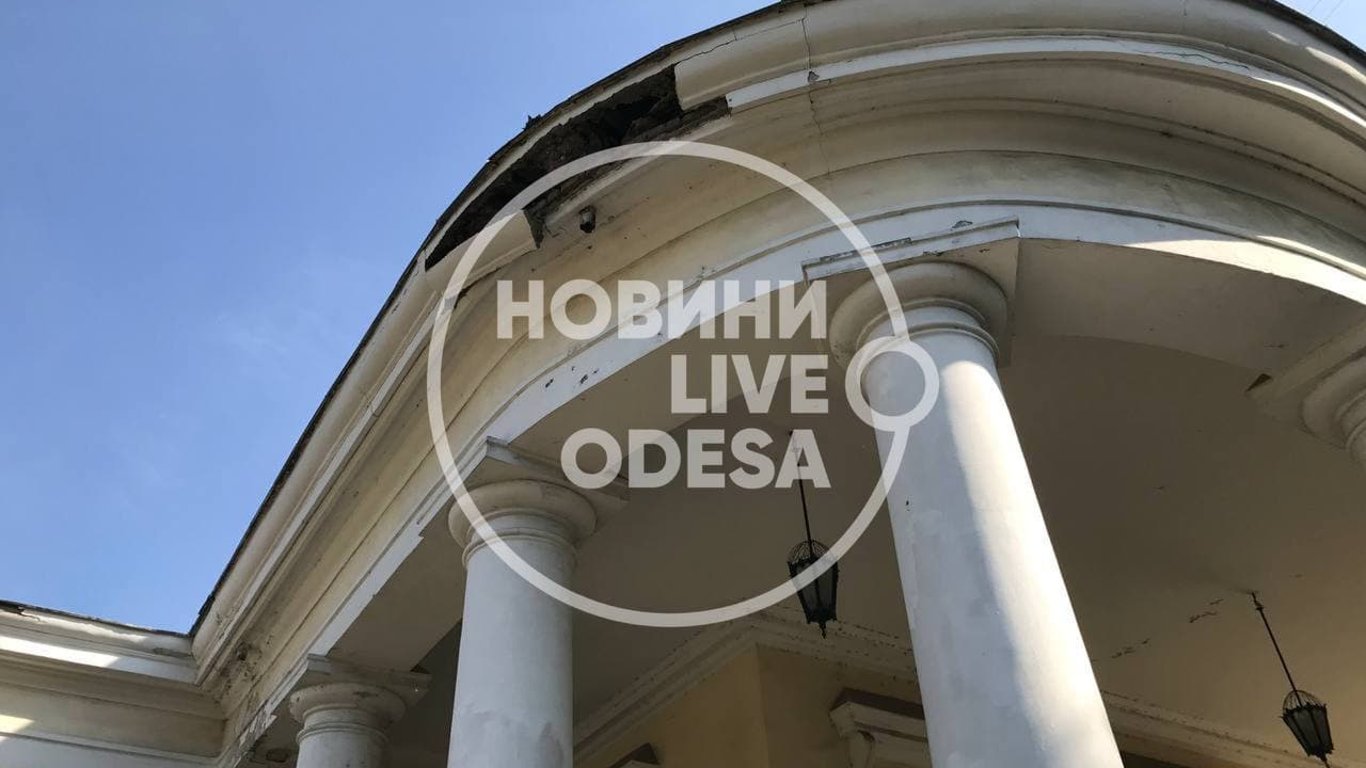 В Одессе от Воронцовского дворца отвалилась часть карниза