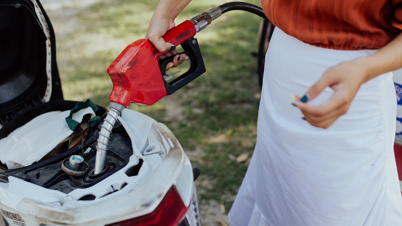 Ціни на бензин - як уряд стримує ціни на АЗС