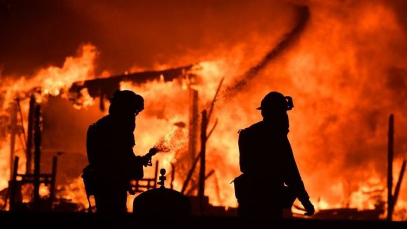 Пожежа на Одещині - поліцейські рятували людей з палаючого будинку