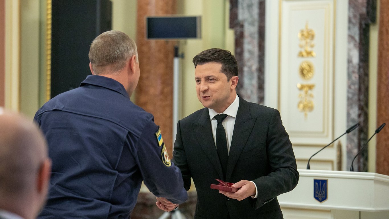 Президент Зеленский наградил медалью харьковского спасателя Алексея Конюхова