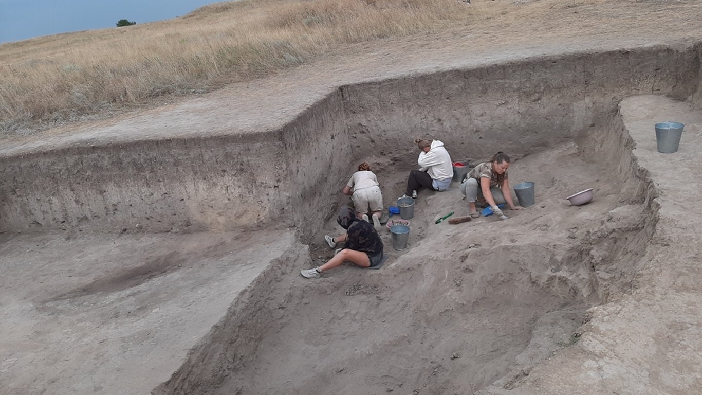 Під Миколаєвом археологи знайшли римський карниз і культове поховання тварин
