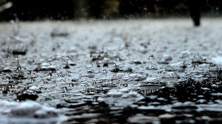 Автівки пливли, а пішоходам води по коліна: сильна злива затопила Одесу. Відео - 285x160