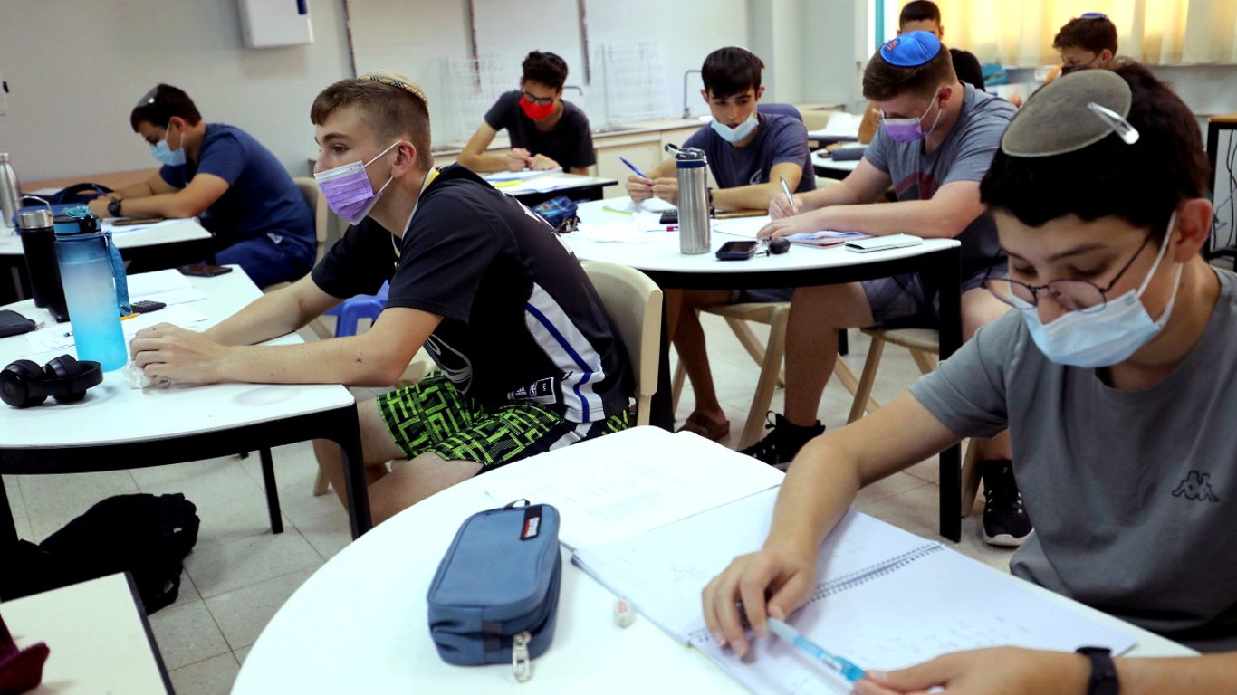 В Ізраїлі школярів зобов'язали здавати COVID-тести перед виходом з канікул