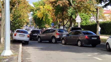 Два столкнувшихся автомобиля стали причиной большой пробки в центре Харькова. Фото - 285x160