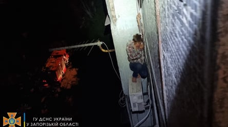 В Запорожье мужчина выпал из окна и повис на кондиционере на пятом этаже. Фото - 285x160