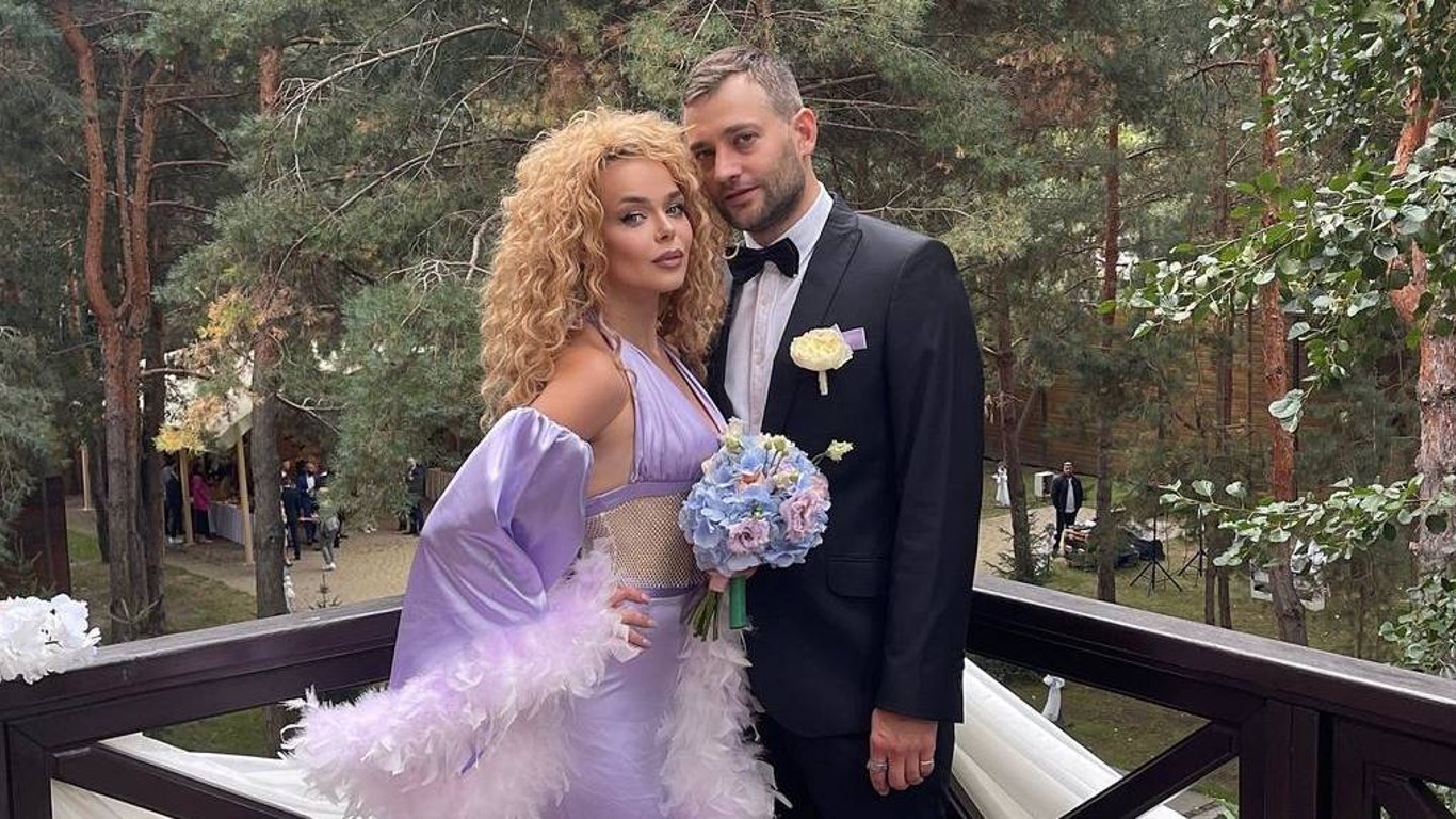 Аліна Гросу з'явилася на весіллі з новим коханим Романом Полянським - романтичні фото пари