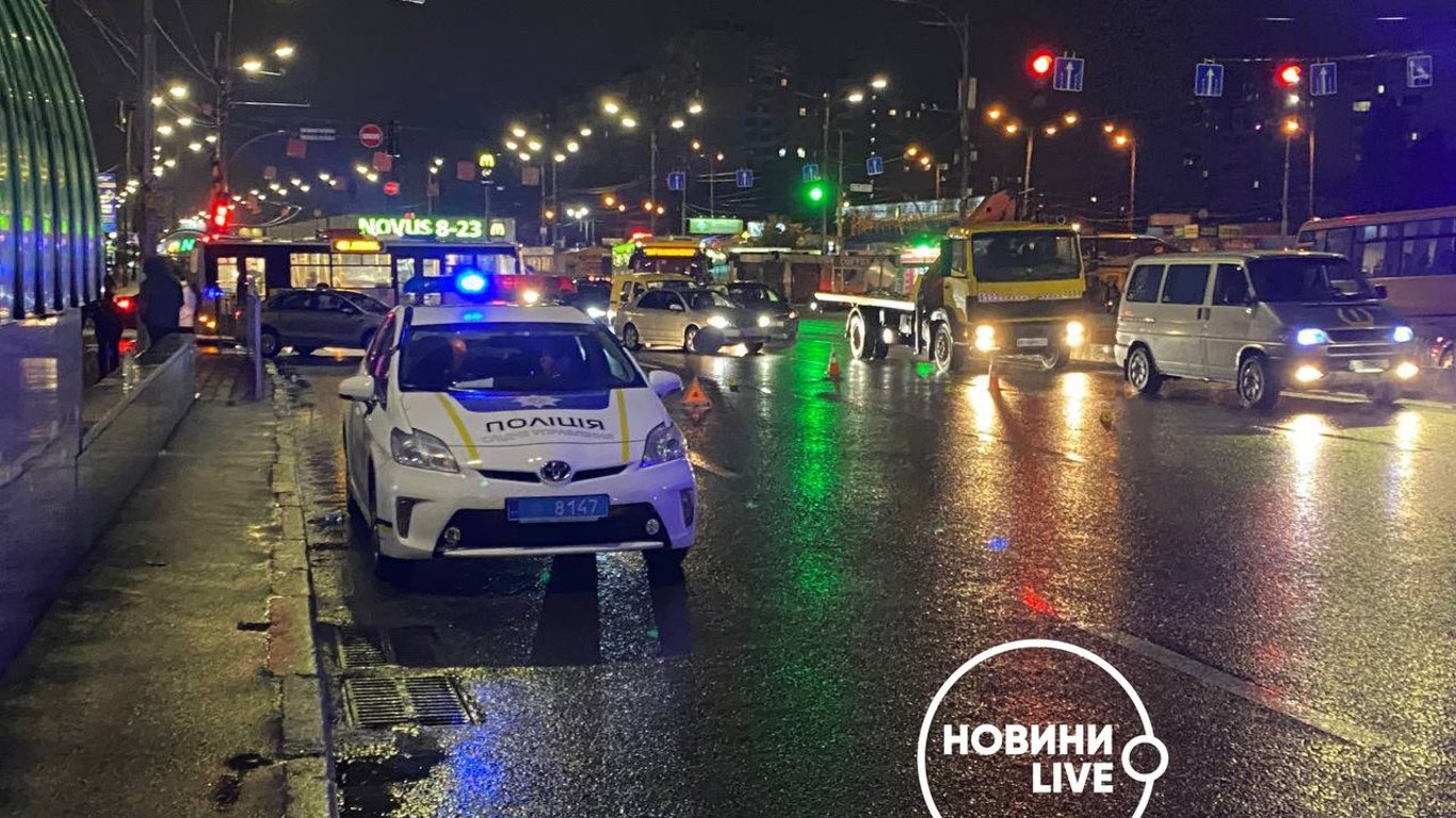 ДТП біля метро Академмістечко: чоловік загинув під колесами авто