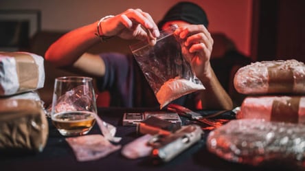 Знайшли сотні згортків з наркотиками: у Харкові спіймали наркоторговця. Фото - 285x160