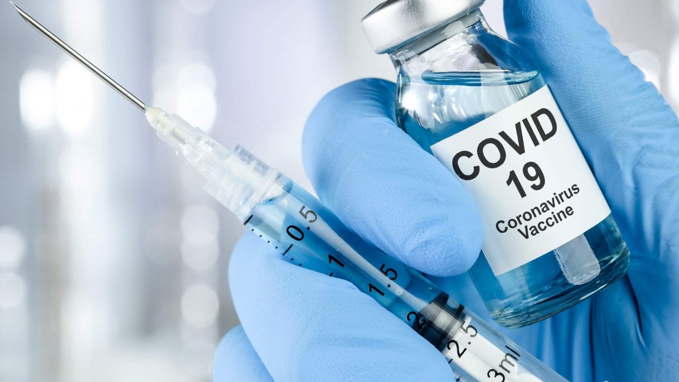 В Україні запроваджують обов’язкову вакцинацію від COVID-19: хто зобов'язаний щепитися