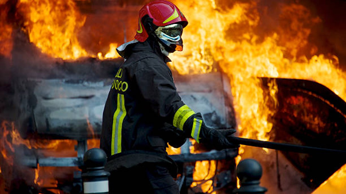 Под Харьковом произошел пожар - в частном гараже горел КАМАЗ