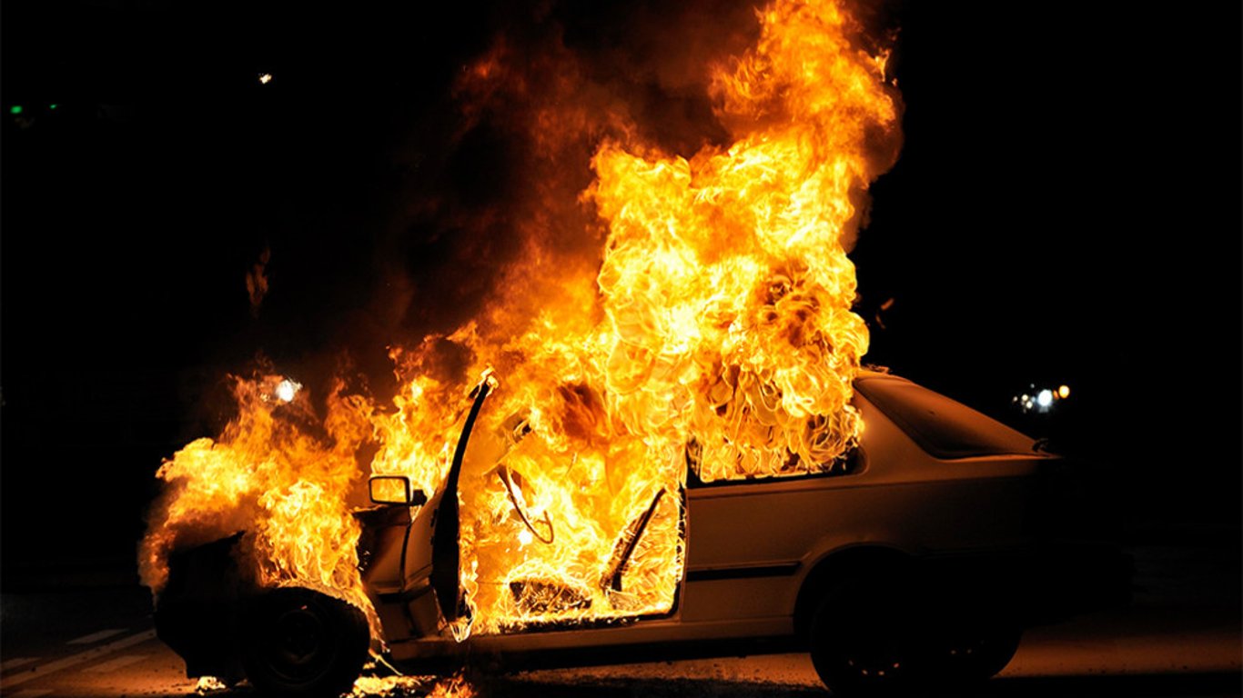 На трассе Одесса - Киев автомобиль Toyota врезался в фуру и загорелся