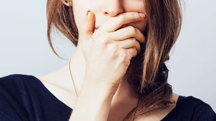Неприятный запах изо рта: врач Комаровский рассказал основные причины и как от него избавиться - 285x160