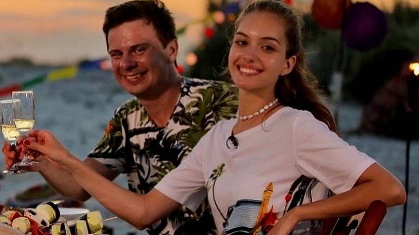 Саша Кучеренко відпочила з Комаровим у Греції: розкішні фото пари