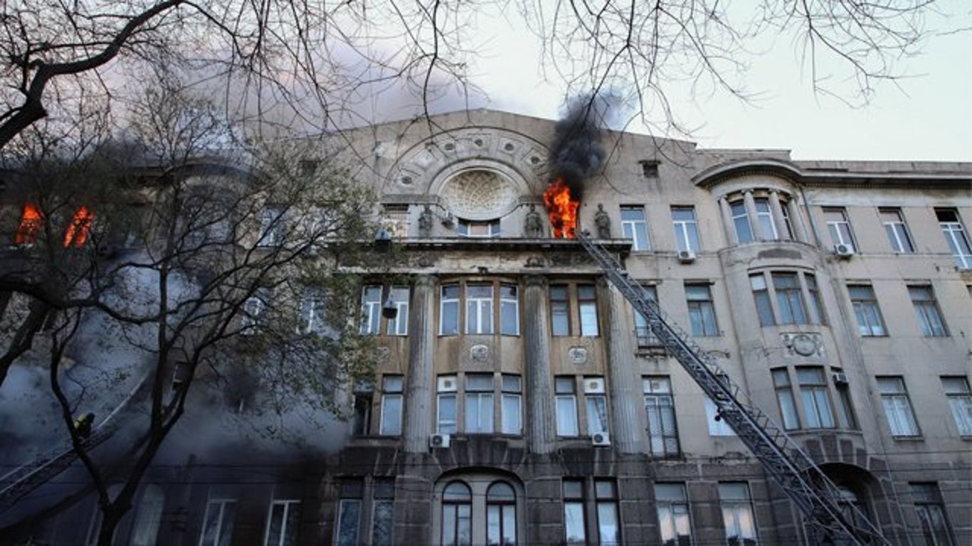 Пожар в колледже в Одессе - здание не будут снимать с арешта