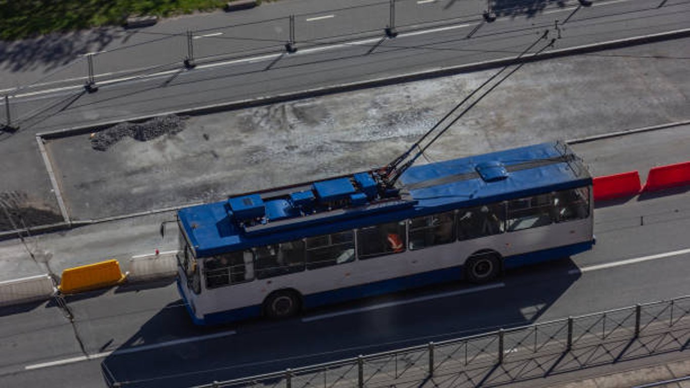В Харькове мужчина вылез на крышу троллейбуса - полиция открыла уголовное производство