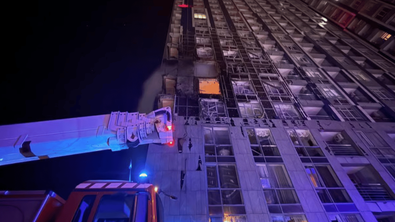 У Києві палають кілька висоток — перші наслідки обстрілу